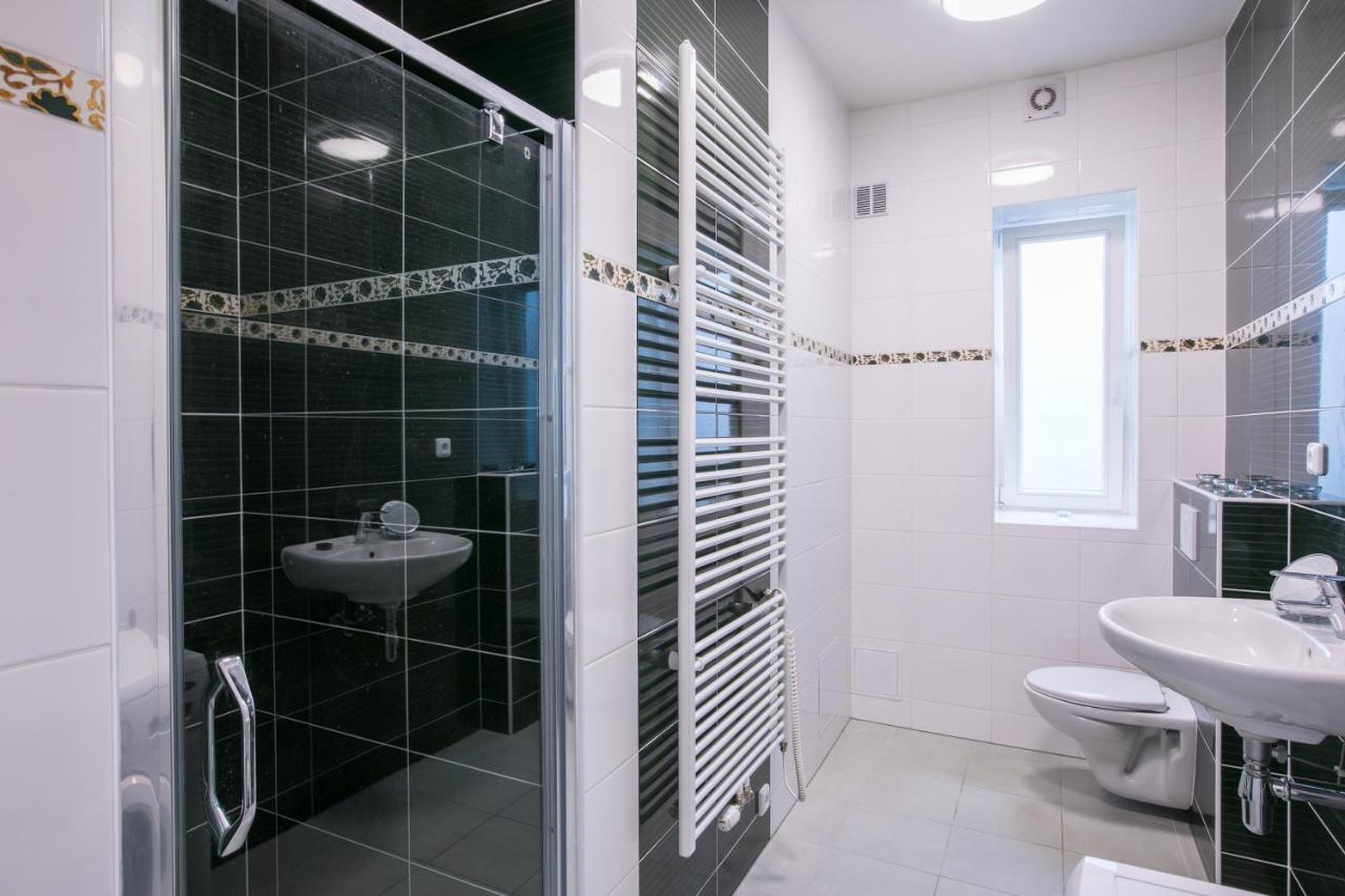 Cozy Apartment In Quiet Courtyard Near Charles Bridge براغ المظهر الخارجي الصورة